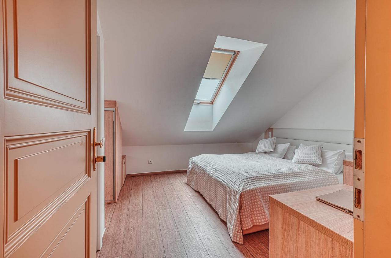 Small Attic Double Room,1270799854:JPEG