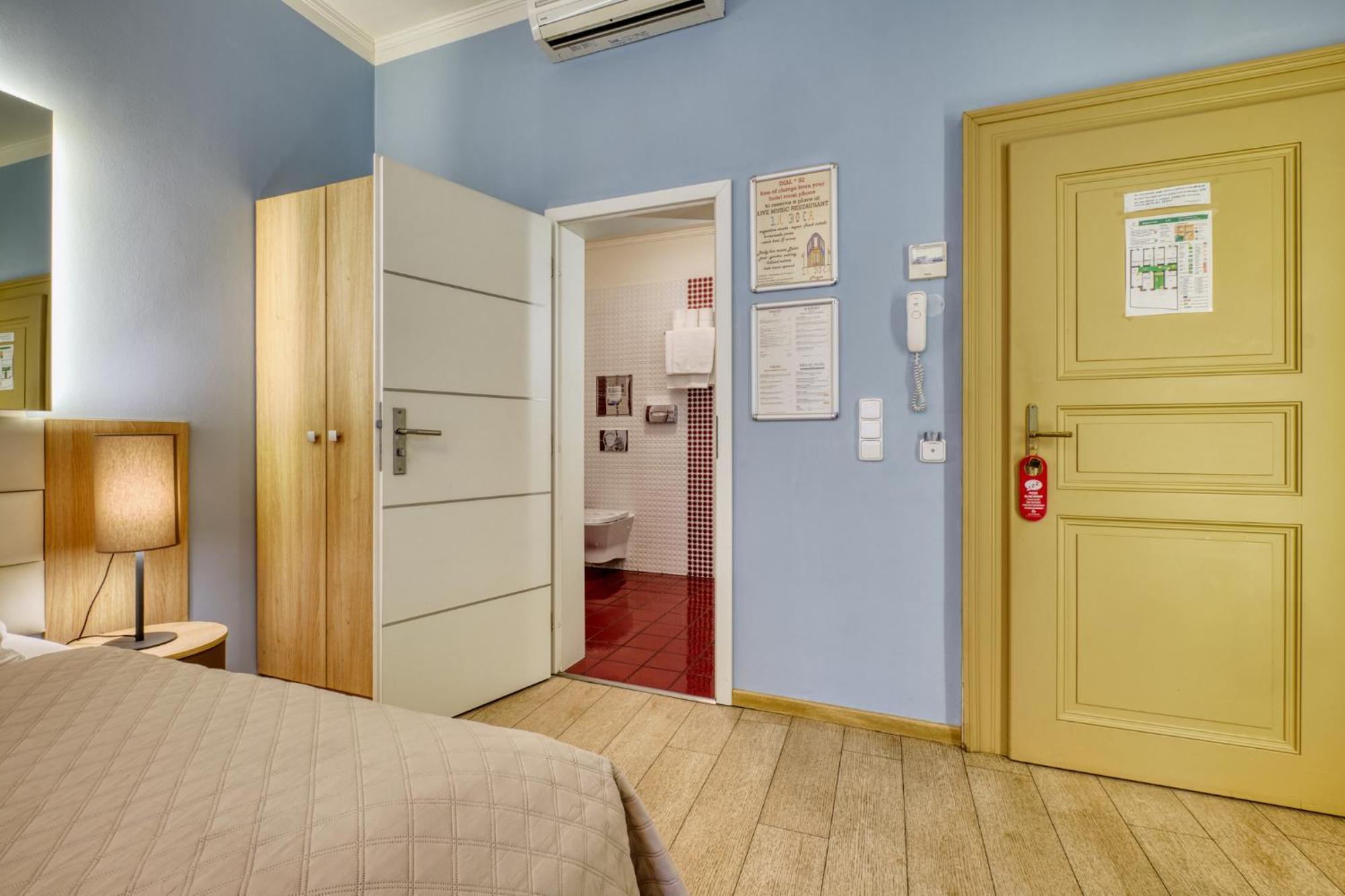 Triple Room with Garden or Patio View,1743030064:JPEG